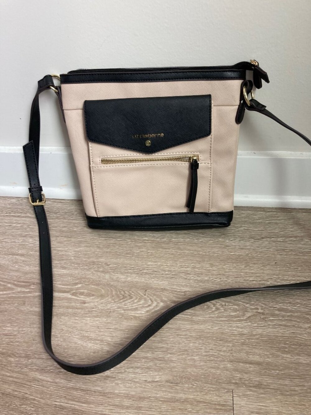 Liz Claibone Vntage Crossbody Shoulder Bag Classic Black designer Style.
